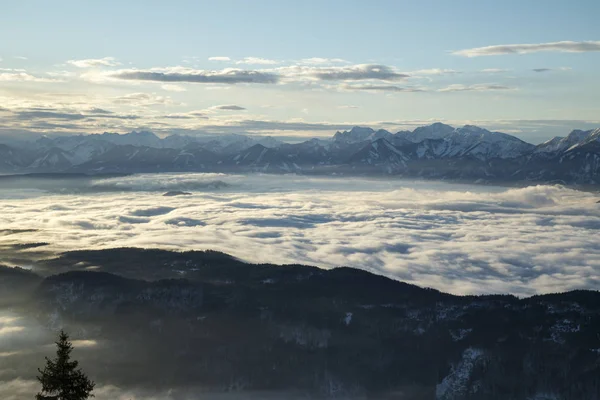 Schöne Winter-Naturlandschaft, atemberaubender Blick auf die Berge — Stockfoto