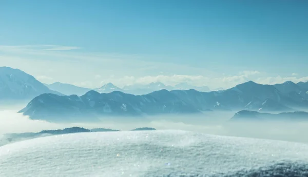 Пейзаж фон, горы и зима — стоковое фото