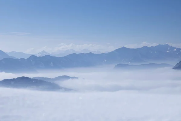 Wintr jelenet, csodálatos kilátás a hegyekre, hely a szövegnek — Stock Fotó
