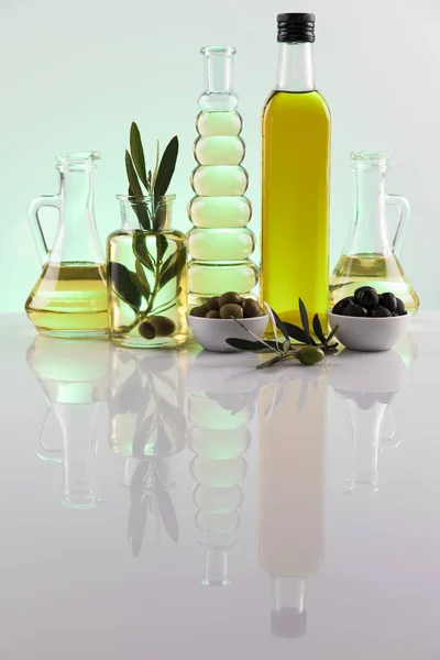 Madlavning olivenolie, flasker baggrund - Stock-foto