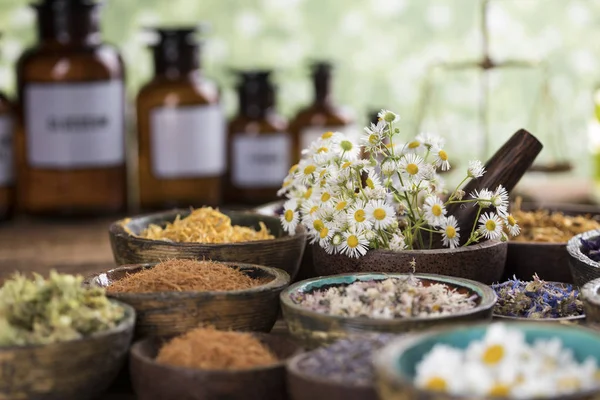 Natuurlijke remedie, kruidengeneeskunde en houten tafel achtergrond — Stockfoto