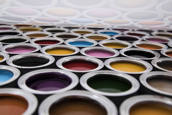 Ουράνιο τόξο, κασσίτερου μεταλλικά δοχεία με το χρώμα χρώμα — Φωτογραφία Αρχείου