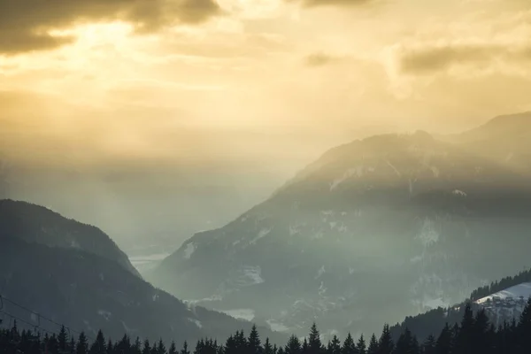 Hory, zimní krajina, Západ slunce pozadí — Stock fotografie