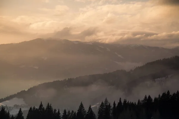 Montañas, paisaje invernal, fondo del atardecer — Foto de Stock