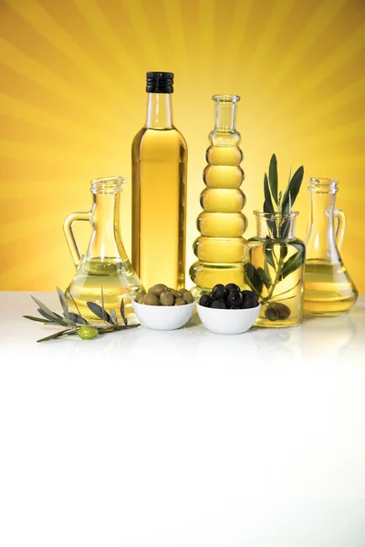 Flessen olijfolie, olijftak en kookolie — Stockfoto
