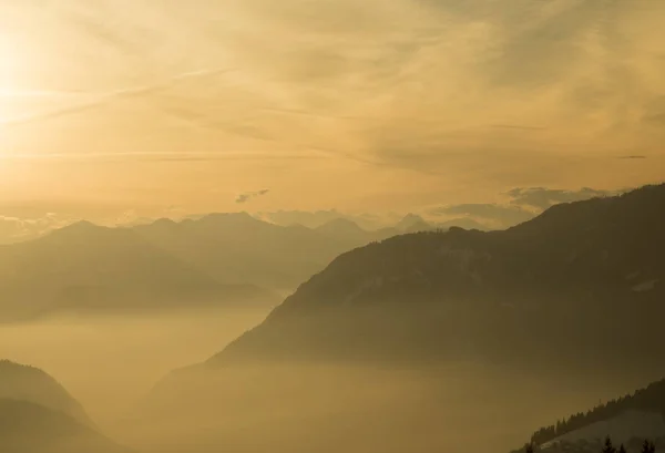 Pôr do sol sobre as montanhas, paisagem de inverno — Fotografia de Stock