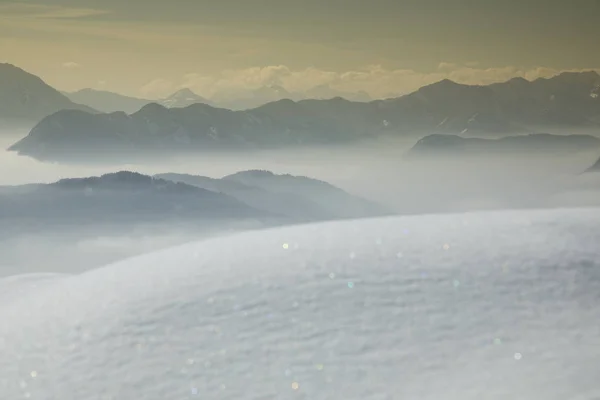 Montagne e spazio invernale per il tuo testo — Foto Stock