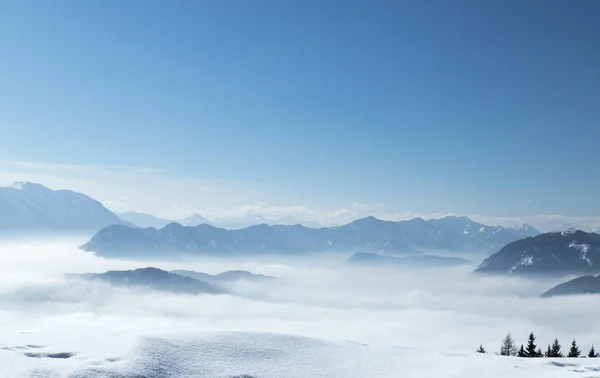 Wintr scene, geweldig uitzicht op de bergen — Stockfoto