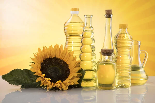 Flaschen Sonnenblumenöl mit Blume — Stockfoto