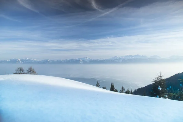 Scène Wintr, vue imprenable sur la montagne, espace pour votre texte — Photo