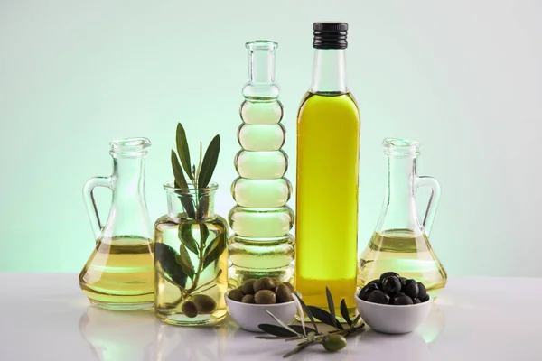 Bouteilles d'huile d'olive bio et branche d'olive — Photo