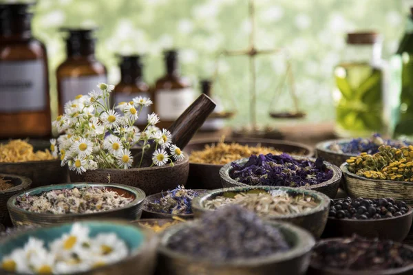 Natuurlijke remedie, helende kruiden achtergrond — Stockfoto