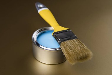 Renkli boya ve fırçalı metal teneke kutular.