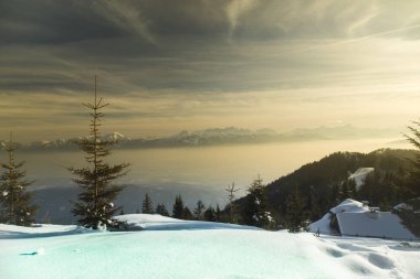 Dağların üzerinde gün batımı, kış manzarası