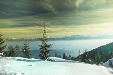 Dağlar, kış manzarası, günbatımı arka planı