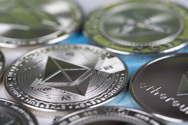 Bitcoin, litekoin, etherium madeni paralar yakın çekim, sanal para geri ödeme