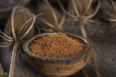 Bitki ilaçları ve eski ahşap arka plan.