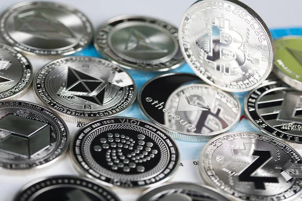 Bitcoin, litecoin, eterium moedas de perto, Dinheiro virtual backgr — Fotografia de Stock