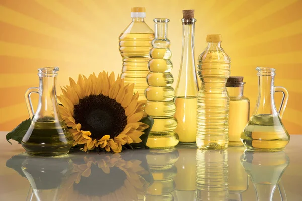 Пляшки соняшникової олії з квіткою — стокове фото