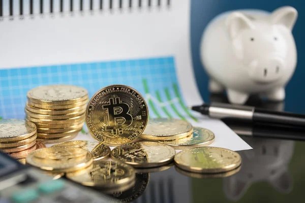 Dinero virtual, Moneda. Bitcoin monedas — Foto de Stock