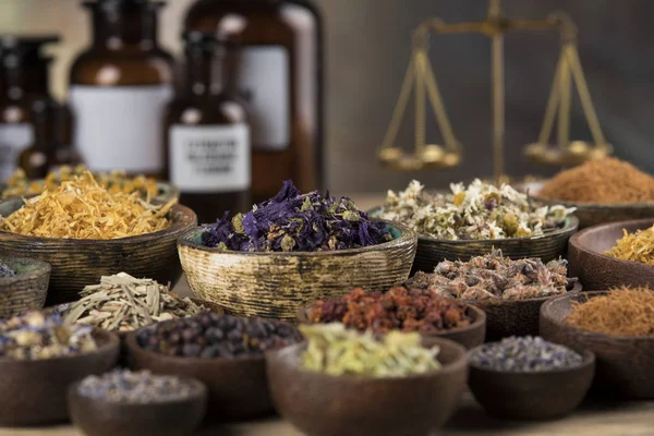 Natuurlijke remedie, kruidengeneeskunde en houten tafel achtergrond — Stockfoto