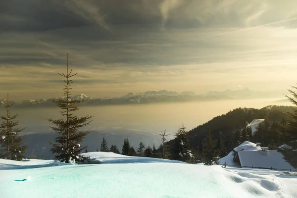 Solnedgång över bergen, vinterlandskap — Stockfoto