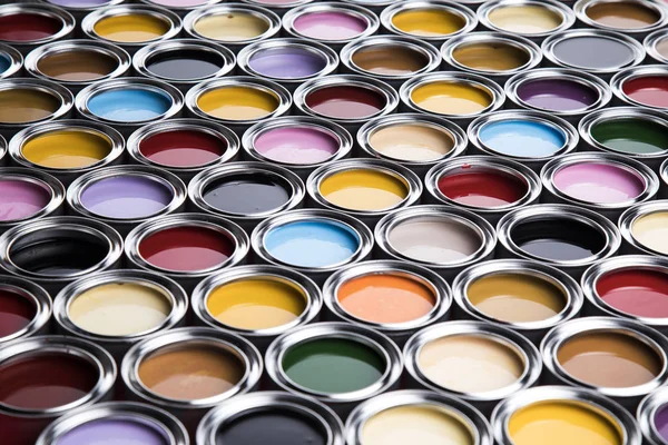 Paleta de latas de pintura, concepto de creatividad —  Fotos de Stock