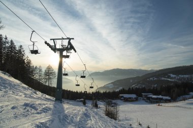 Cableway, kış doğası manzarası, muhteşem dağ manzarası.