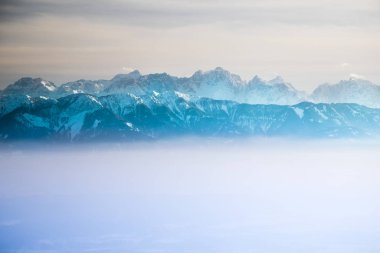 Manzara arka planı, dağlar ve kış 