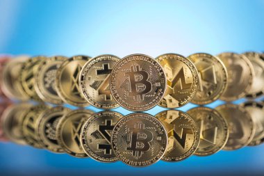 Bitcoin, litekoin, etherium madeni paralar yakın çekim, sanal para geri ödeme