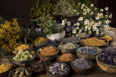 Bitki ilaçları ve eski ahşap arka plan.