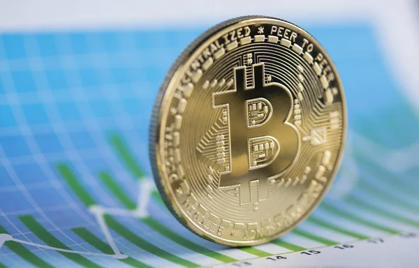 Golden Bitcoin Coin, virtueel geld, financiële kaart — Stockfoto