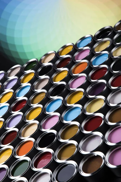 Grupo de latas de metal estanho com tinta colorida — Fotografia de Stock
