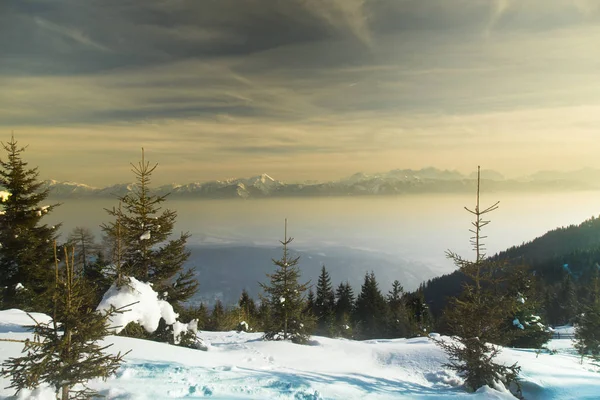 Puesta de sol sobre las montañas, paisaje invernal — Foto de Stock