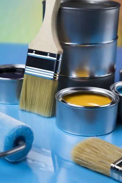 Coloridas latas de pintura con pincel —  Fotos de Stock