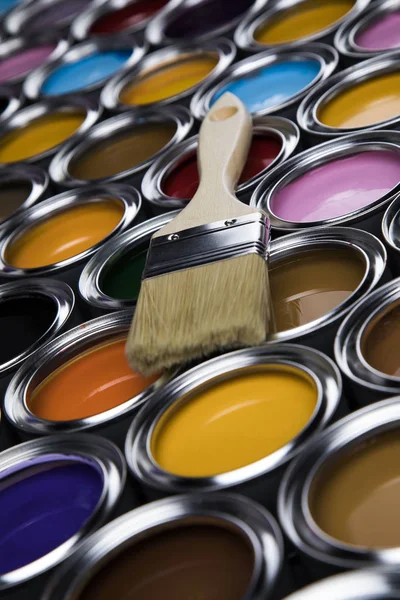 Pincel de pintura, lata de estaño y muestras de guía de color — Foto de Stock