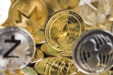 Bitcoin, litekoin, etherium madeni paralar yakın çekim, sanal para geri ödeme