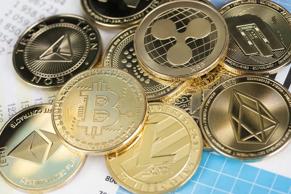 Bitcoin, litecoin, etherium coins close up, Virtual money backgr — Stock Photo, Image