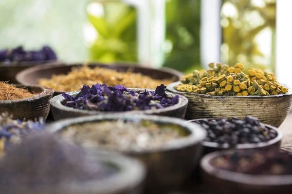 Remedio natural, medicina herbal y fondo de mesa de madera — Foto de Stock