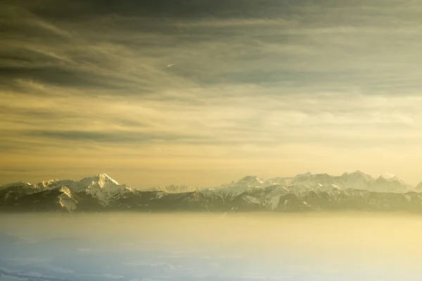 Coucher de soleil sur les montagnes, paysage hivernal — Photo