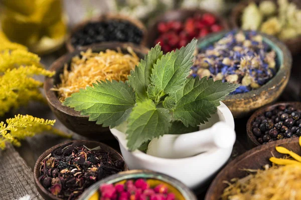 Remedio natural, medicina herbal y fondo de mesa de madera —  Fotos de Stock