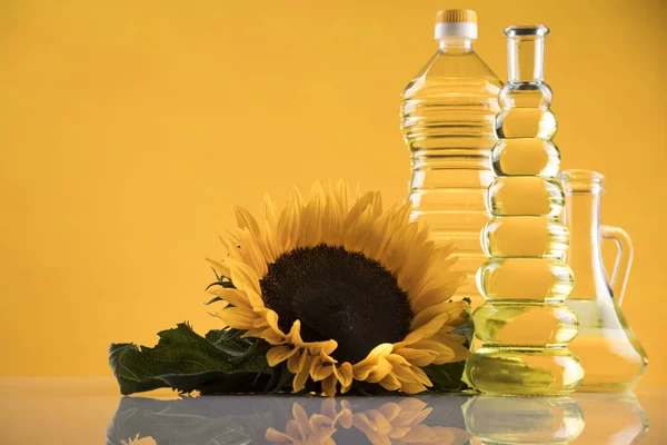 Butelki oleju słonecznikowego z kwiatem — Zdjęcie stockowe