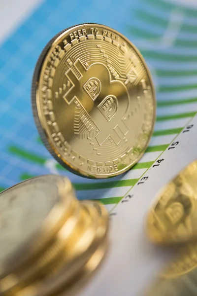Moneda de Bitcoin de oro, dinero virtual, carta financiera — Foto de Stock