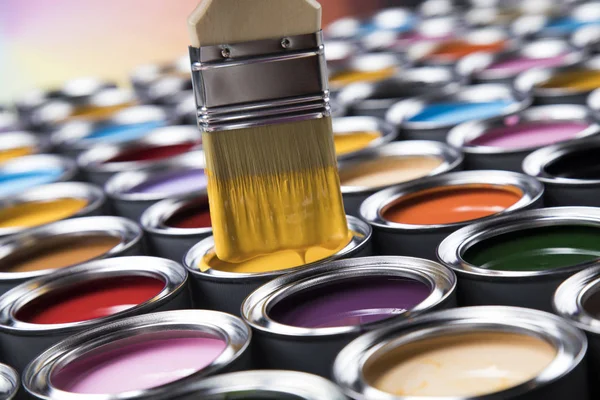 Blechdosen mit Farbe und Pinsel — Stockfoto