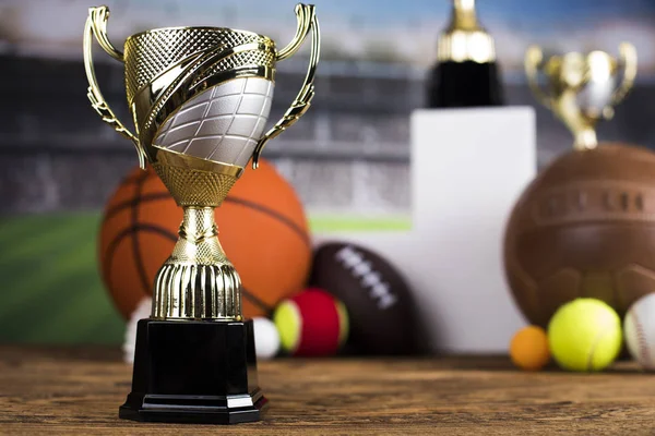 Podium, Troféu vencedor, Equipamento desportivo e bolas — Fotografia de Stock