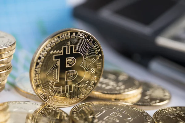 Bitcoins y nuevo concepto de dinero virtual — Foto de Stock