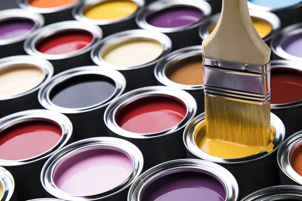 Latas de metal com tinta a cores e pincel — Fotografia de Stock