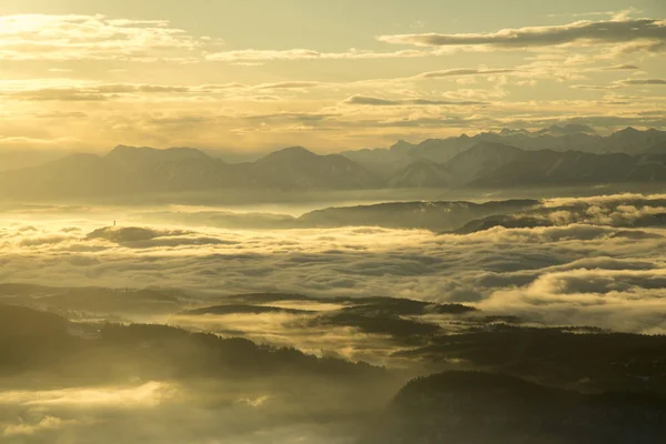 Solnedgång över bergen, vinterlandskap — Stockfoto