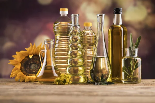Výrobky z vaření a potravinového oleje, Extra panenské olivy, slunečnice viz — Stock fotografie