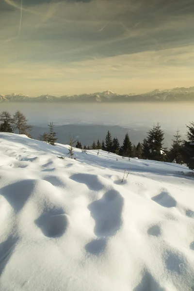 Dağlar, kış manzarası, günbatımı arka planı — Stok fotoğraf